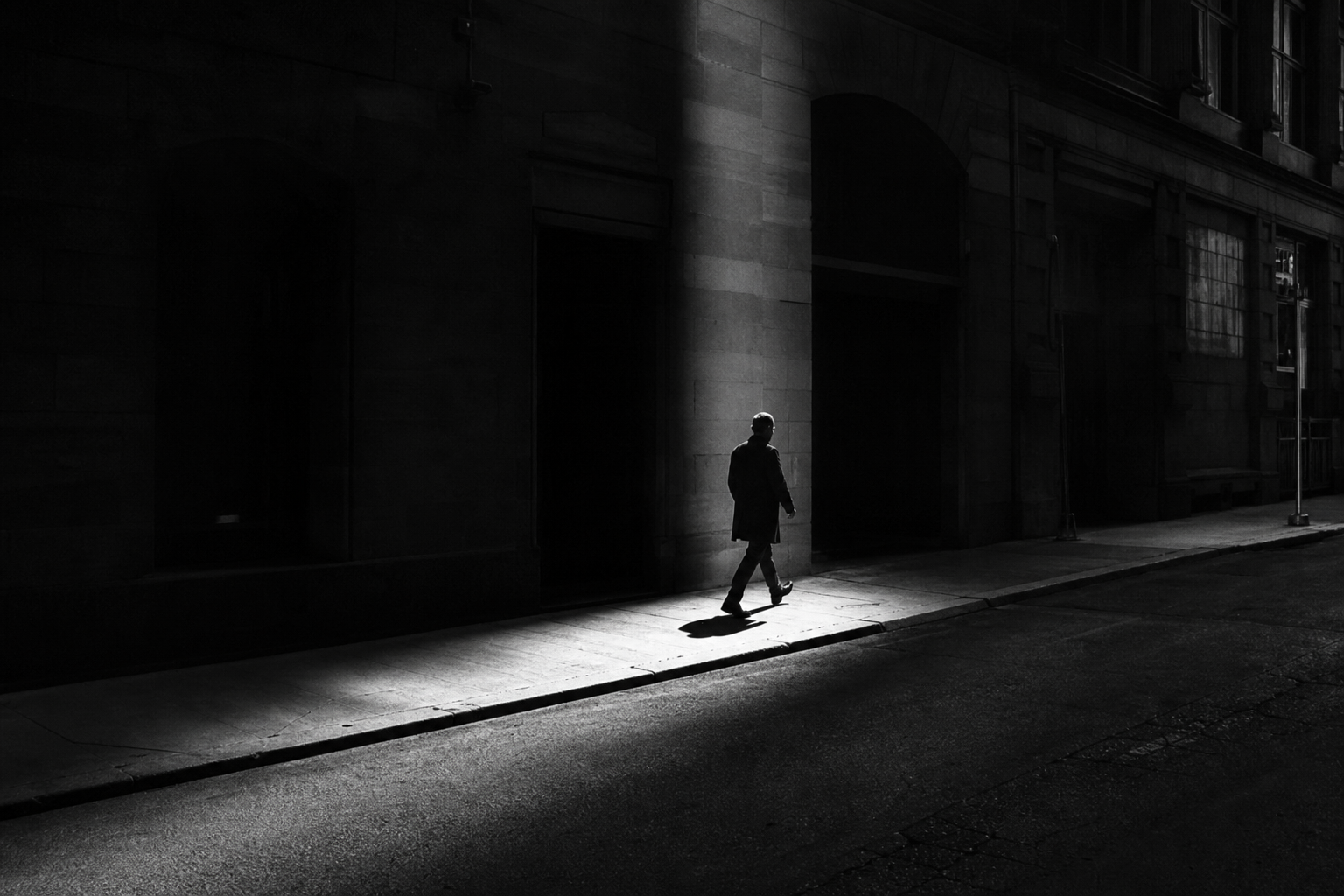 Street photography in bianco e nero ad alto contrasto